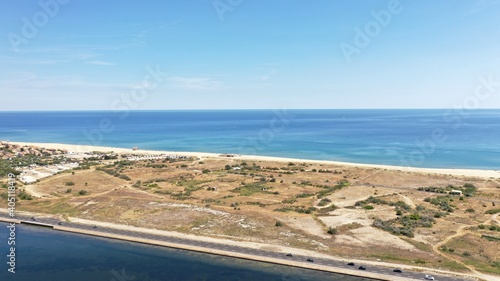 survol de Port-Leucate et étangs de Leucate avec les Corbières