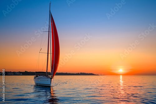 Fototapeta Naklejka Na Ścianę i Meble -  Segelyacht, Segelboot im Sonnenuntergang  auf der Ostsee vor Kühlungsborn..