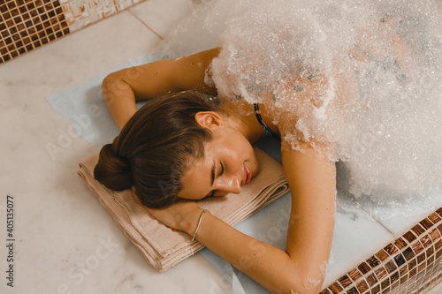 Tableau sur toile Luxurious relaxing foam massage in the Turkish hammam