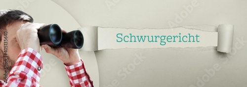 Schwurgericht. Mann (Anwalt) bei Beobachtung mit Fernglas. Fokus auf Wort/Text in einem Papier Riss. photo