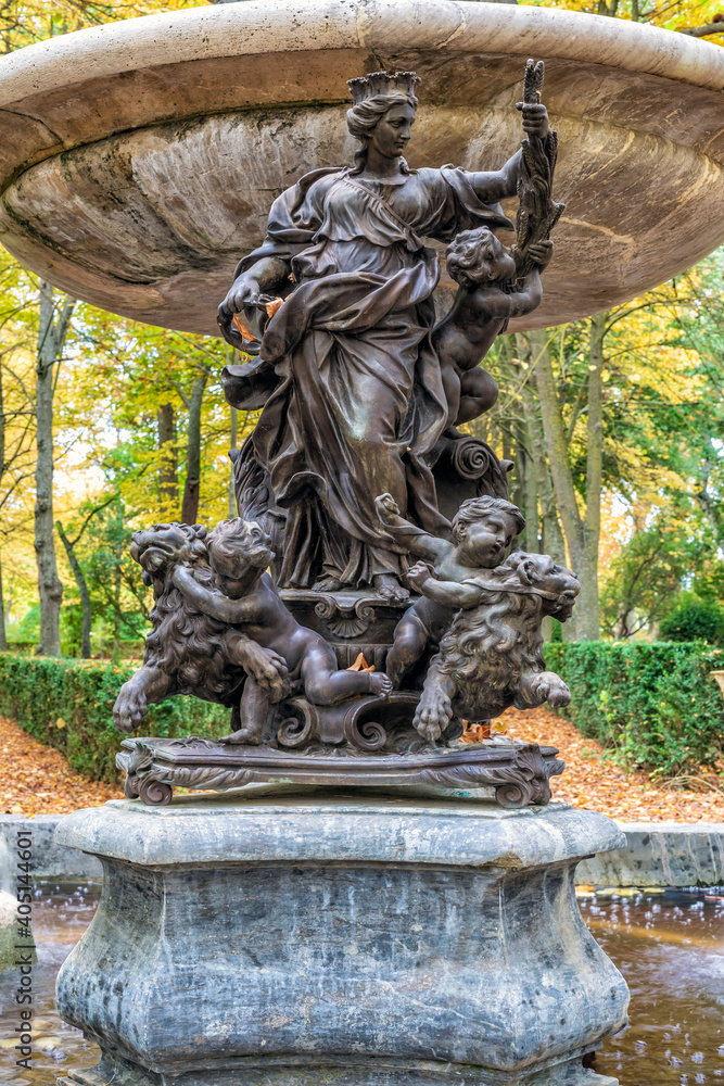 Detalle de Cibeles en la fuente de Neptuno en el jardín de la Isla. Aranjuez. Madrid. España. Europa. Detalle de Cibeles en la fuente de Neptuno en el jardín de la Isla. Aranjuez. Madrid. España. Europa.