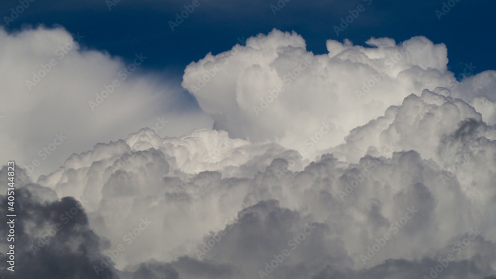 Ciel de traîne, envahi de gros cumulus porteurs d'averses Ciel de traîne, envahi de gros cumulus porteurs d'averses