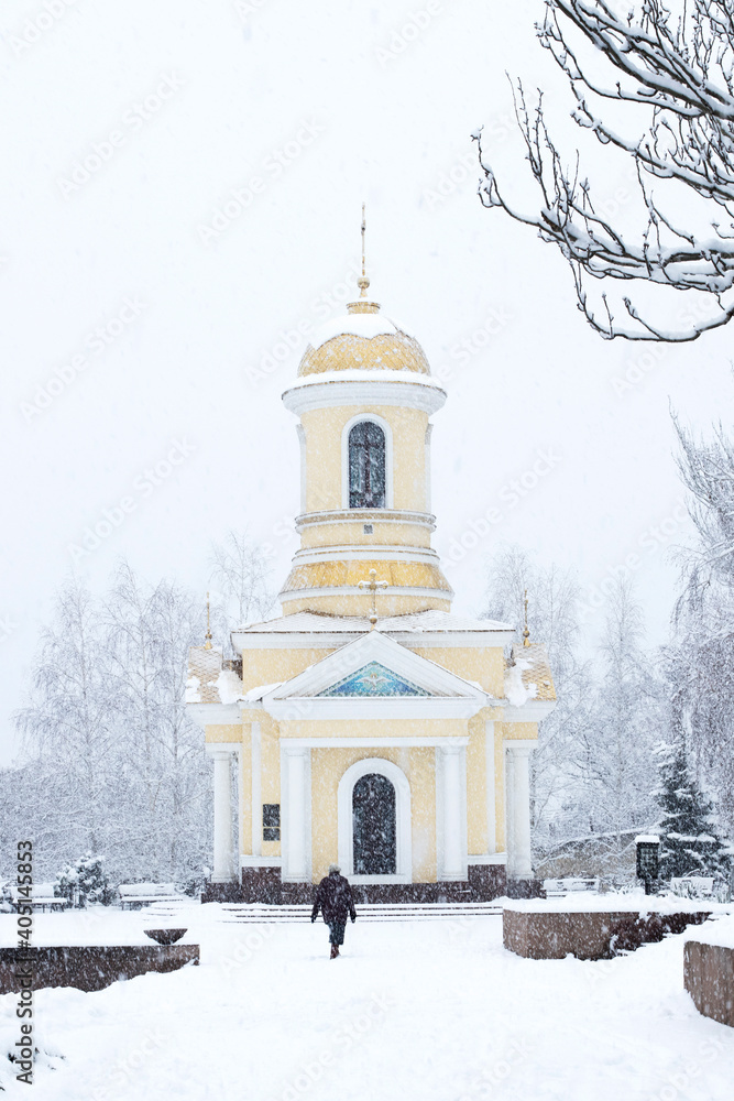 Fototapeta premium Christian chapel under the snow in the city.