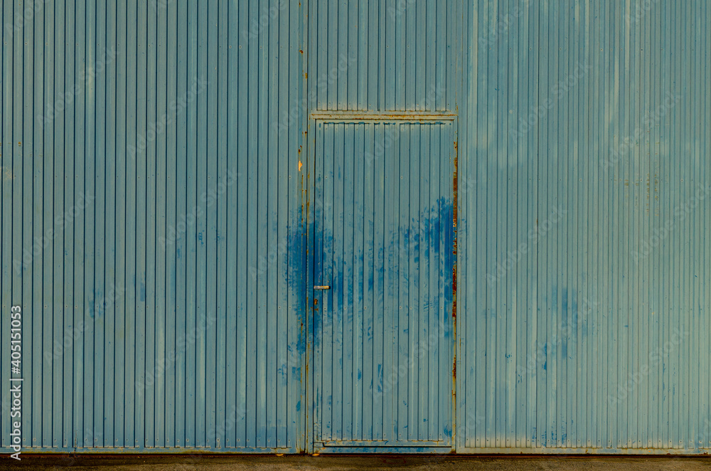 Obraz premium Old and weather deteriorated metal door