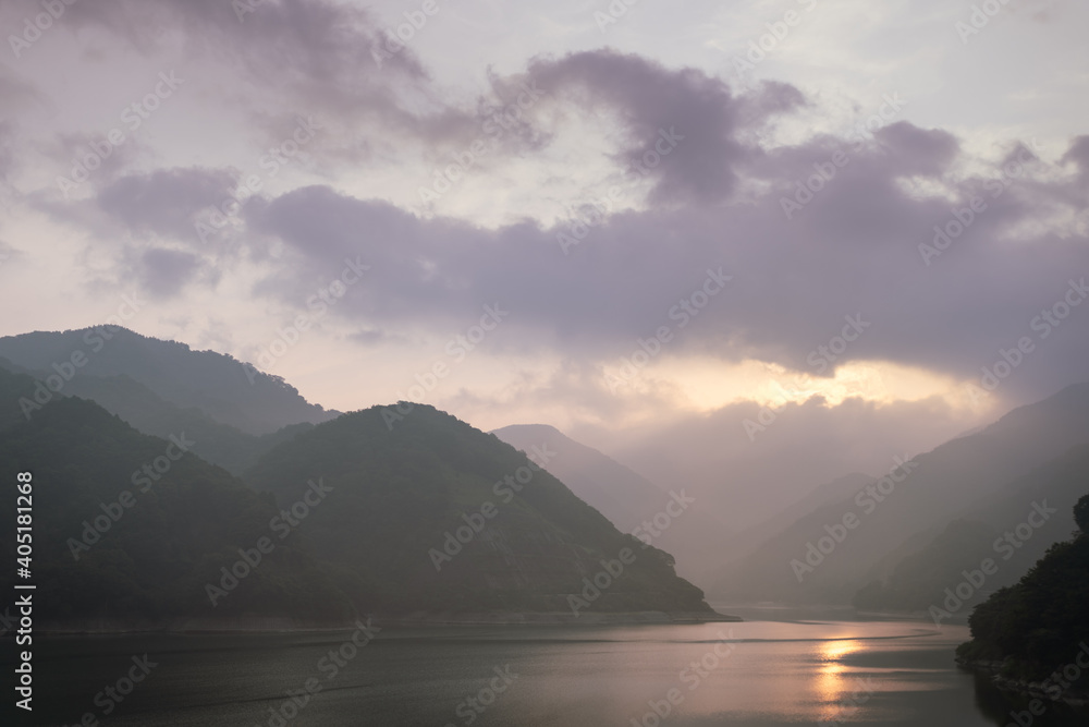 丹沢湖の夜明け