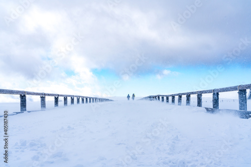 【冬山イメージ】厳冬期の雪原 © travel