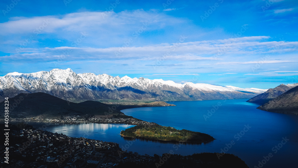 Naklejka premium Queenstown lake in the mountains