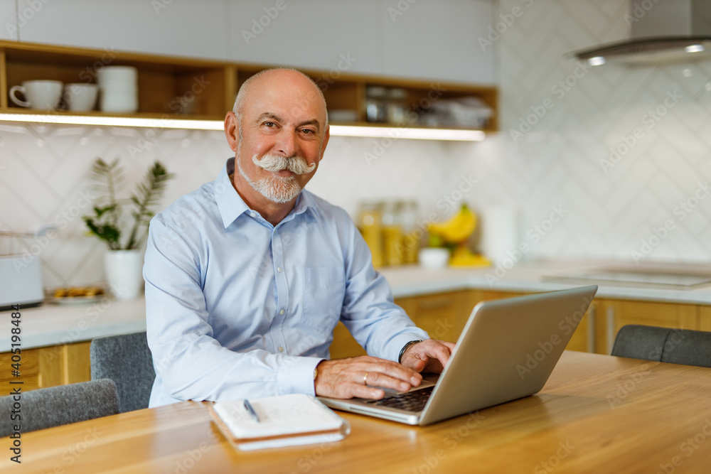 Sitting at the kitchen table, home office. Sitting at the kitchen table, home office.