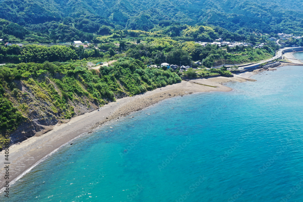 愛媛県伊予市　森の海岸の風景