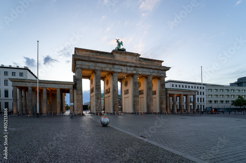 Brandenburger Tor Berlin Deutschland Preussen Pariser Platz Ebertstra  e Unter den Linden Raum der Stille