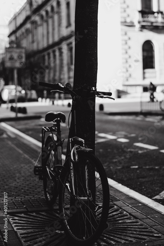 Bicicleta aparcada en san sebastian en blanco y negro