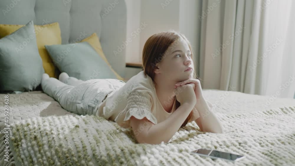 Pensive Pretty Girl Open Game on Smartphone Pensive Pretty Girl Open Game on Smartphone