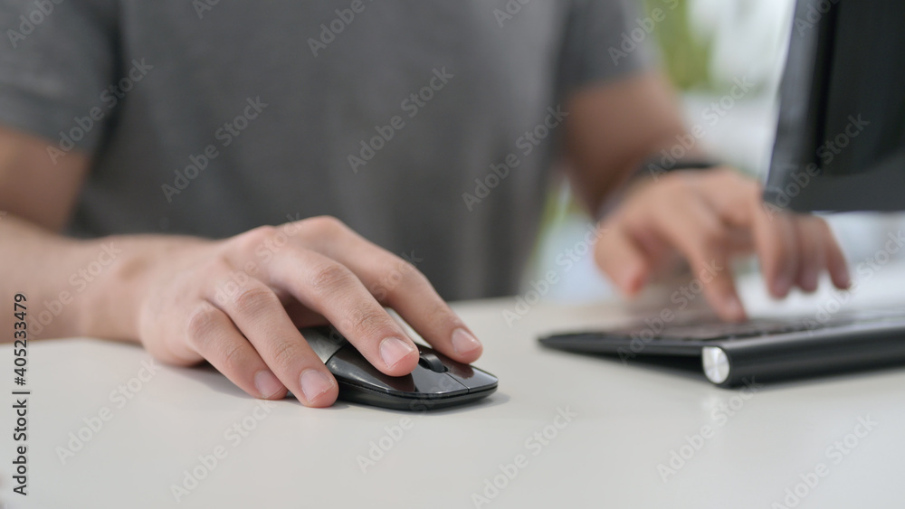 Hands of Young Man Using Mouse on Desktop, Close Up  - obrazy, fototapety, plakaty 