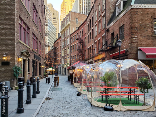 Canvas Print New York City 2020: Restaurants and bars enforce social distance safety with out
