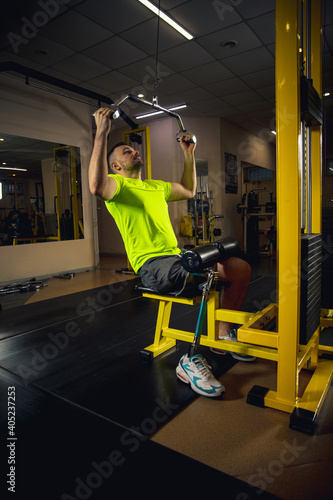 Wallpaper Mural Dynamics. Disabled man training in the gym of rehabilitation center, practicing. Active man with handicap. Concept of healthy and active lifestyle, motivation, concentration, inclusion and diversity. Torontodigital.ca