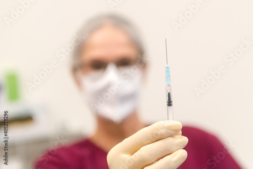 Eine Ärztin bereitet eine Impfung vor