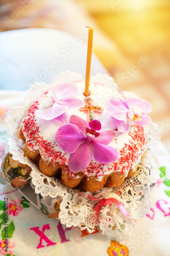Bilde på lerret Easter cake with fresh with fresh magnolia flowers