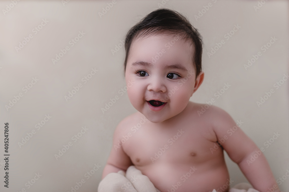 Retrato de bebé latino sonriendo 