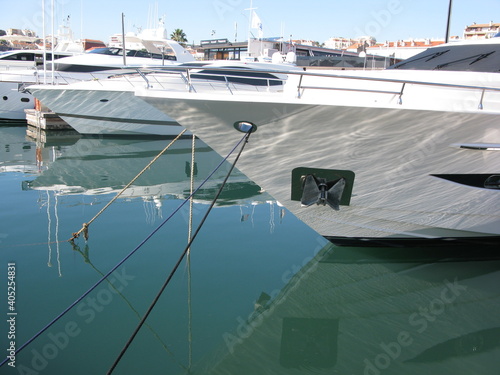 Cordes et proue des yachts dans le port de plaisance de Cannes