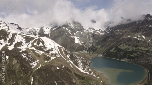 bergsee am fuße des k2 im naturpark kaunergrat