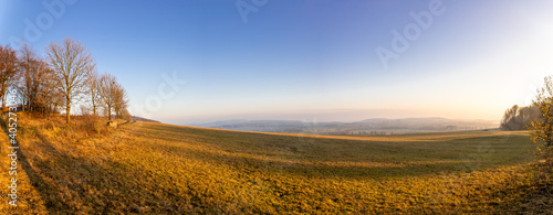 Panorama nebelige Herbstlandschaft