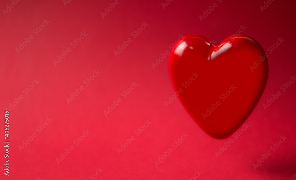 corazon suspendido con fondo rojo, concepto dia de san valentin corazon suspendido con fondo rojo, concepto dia de san valentin