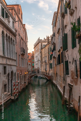 Canal in venice without no one at sunrise © Gus