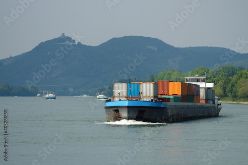 Containerschiff auf dem Rhein bei Unkel mit Blick auf das Siebengebirge - Stockfoto
