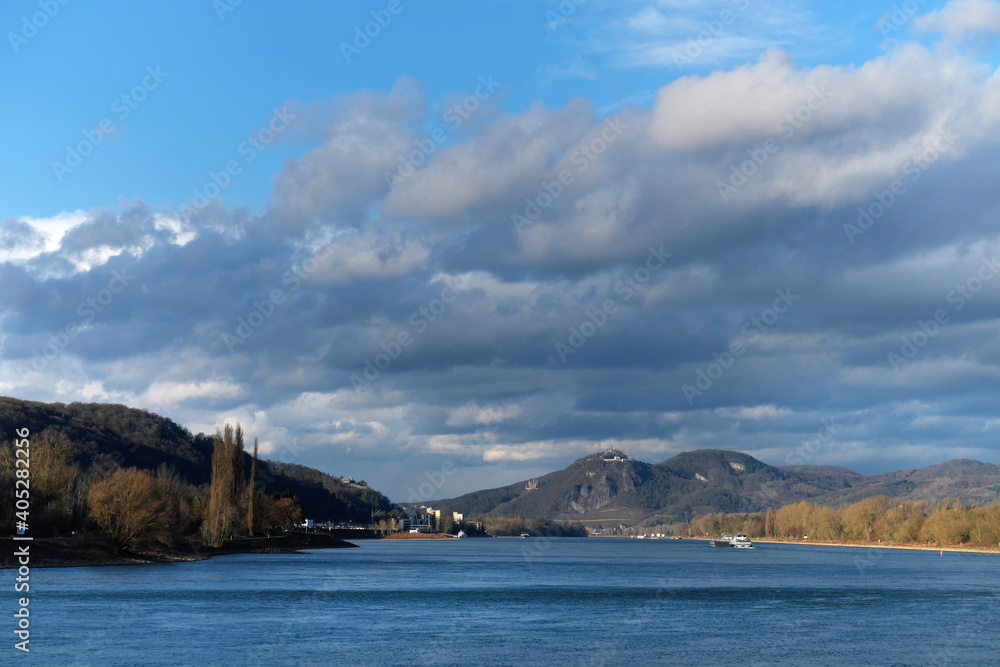 Der Rhein bei Unkel mit Blick auf Königswinter und das Siebengebirge - Stockfoto