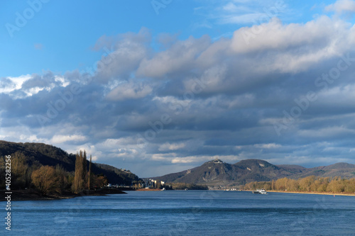 Der Rhein bei Unkel mit Blick auf Königswinter und das Siebengebirge - Stockfoto © Westwind