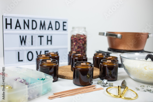 Handmade ecological and vegan soy wax candles with wooden wick. Amber and opaque container. Candle making utensils. Cruelty-free vegan product, handmade with love. 