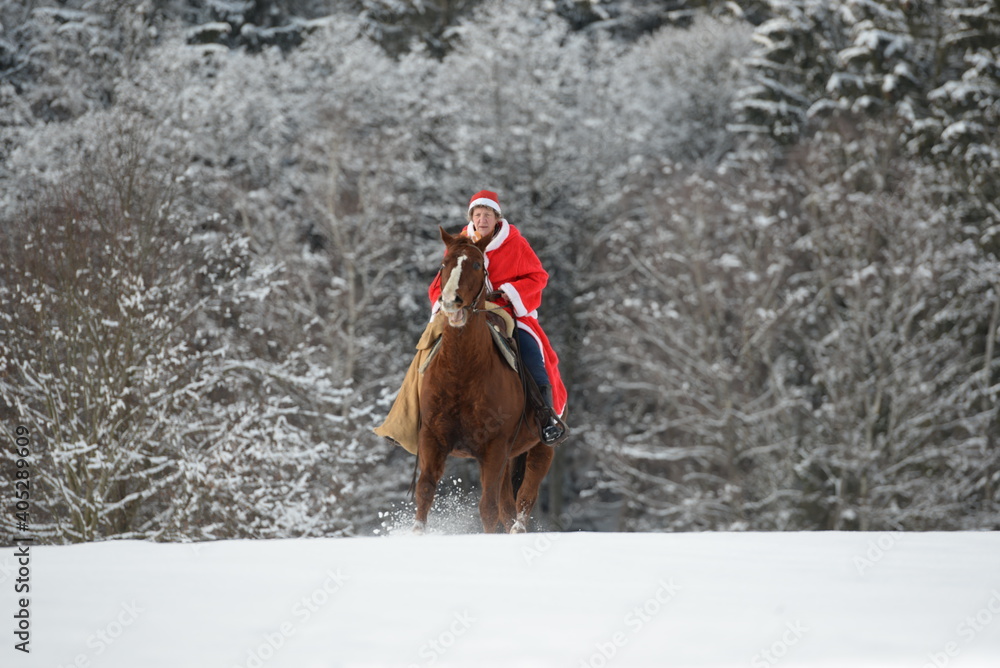 western santa. Weihnachtsmann auf einem Pferd im Schnee