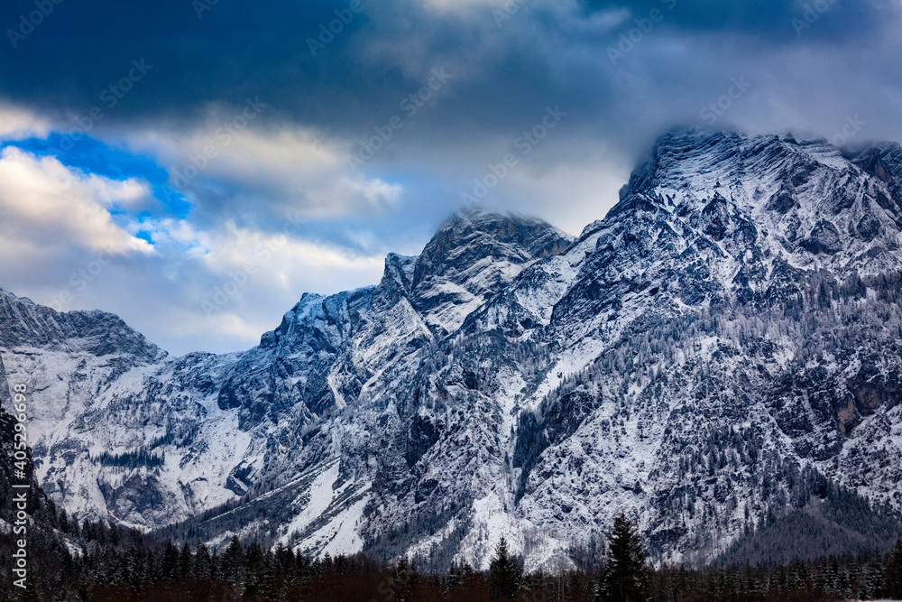 Los alpes Austriacos nevados, montañas majestuosas. 