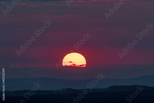 Sonnenaufgang in den Bergen der Rhön in Hessen, Deutschland 