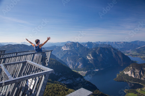 Fotografiet Stunning view from the top of Krippenstein mountain, the Five fingers observation platform with view of the Salzkammergut region