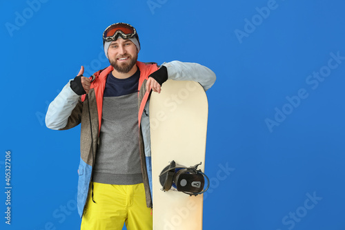 Male snowboarder showing th...