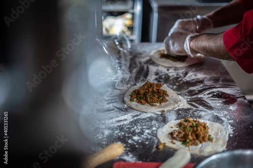 Valokuva Chef preparing cooking and serving indian cuisine dish
