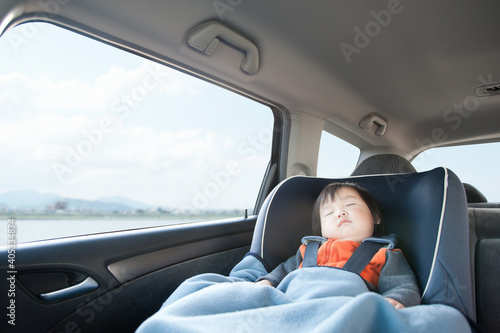 チャイルドシートで寝る男の子
