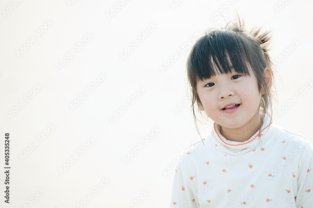 微笑む女の子 微笑む女の子