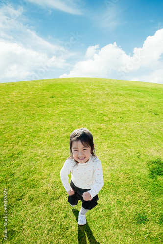 草原を走る女の子 © maco