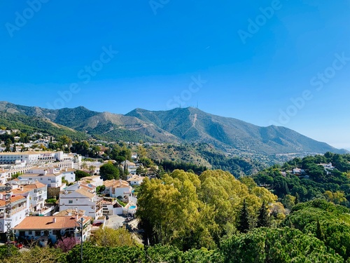 Fotografia Scenic View Of Townscape Against Clear Blue Sky
