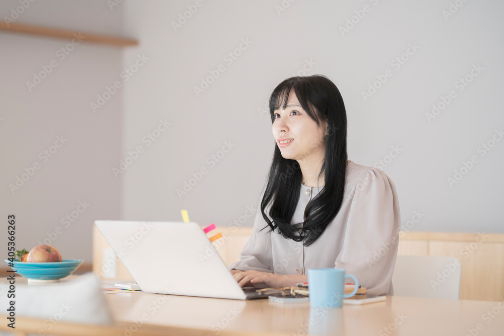 在宅で仕事をする女性 在宅で仕事をする女性