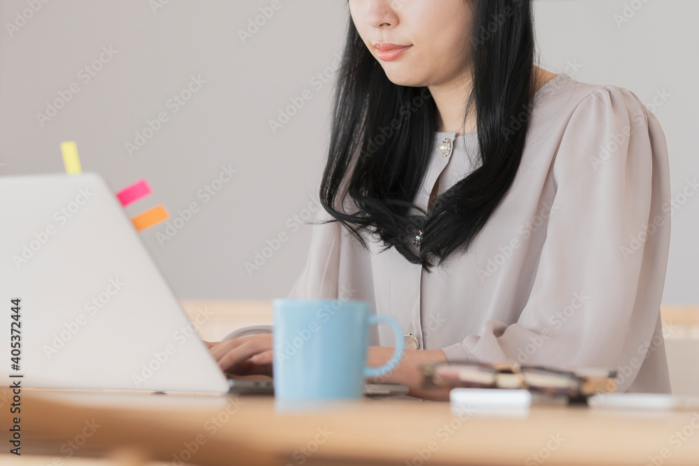 在宅で仕事をする女性 在宅で仕事をする女性