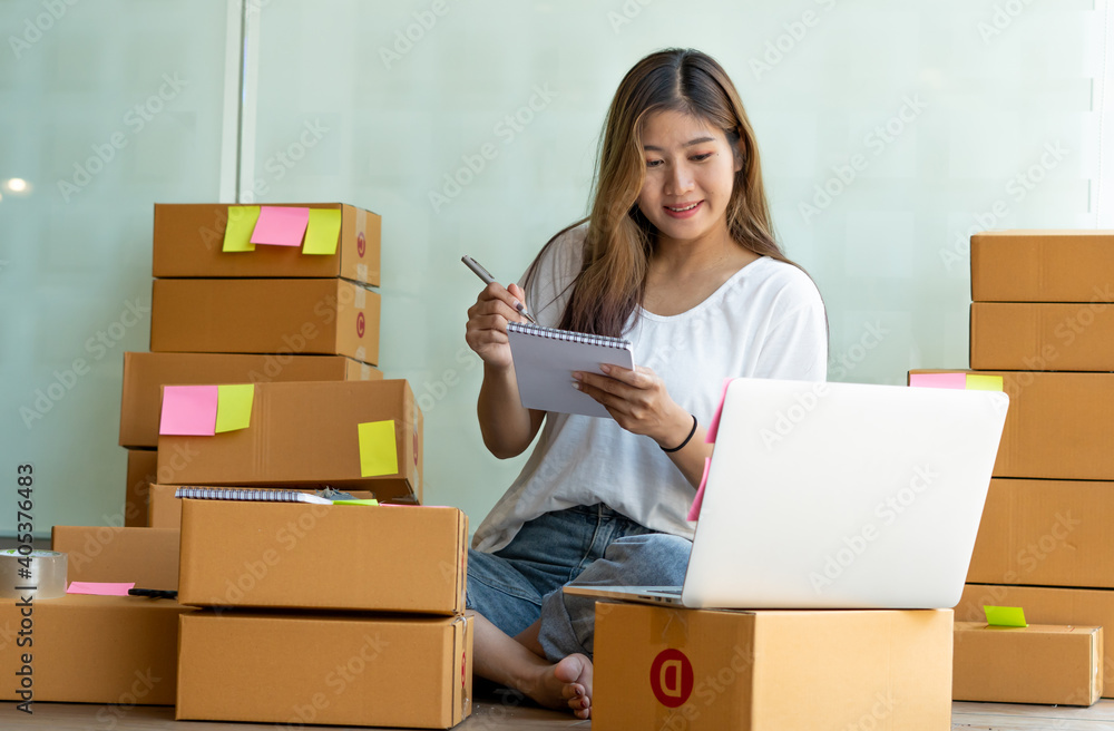 Asian entrepreneurs are taking the idea of starting a small business by writing down a list of ideas to bring to the business. Asian entrepreneurs are taking the idea of starting a small business by writing down a list of ideas to bring to the business.