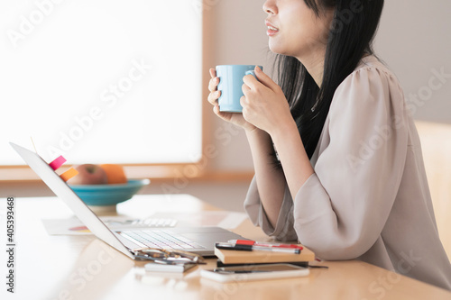 Foto 在宅での仕事中に休憩する女性
