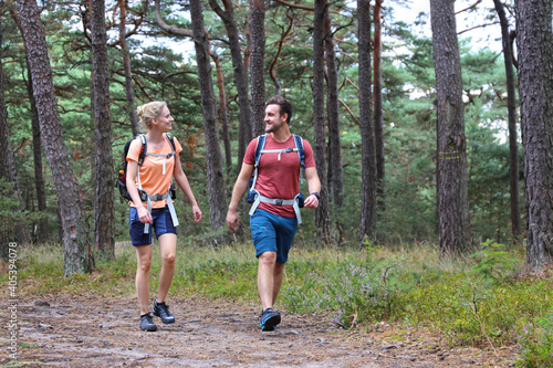 Junges Paar beim Wandern im Pfälzerwald