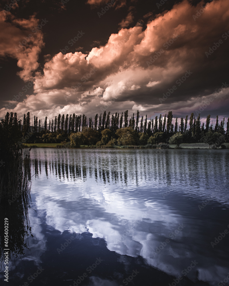 Obraz premium Dramatic cloud sky over the lake