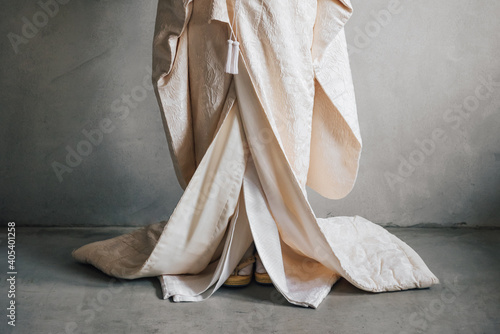 日本の伝統的な衣装の白無垢を着た花嫁の足元