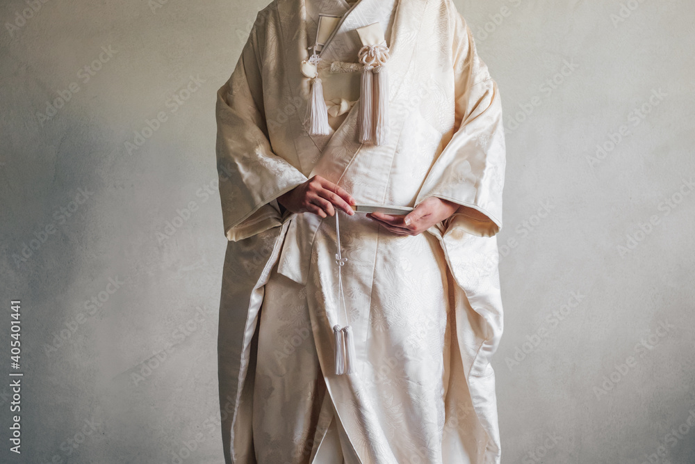 伝統的な衣装の白無垢を着た日本の花嫁