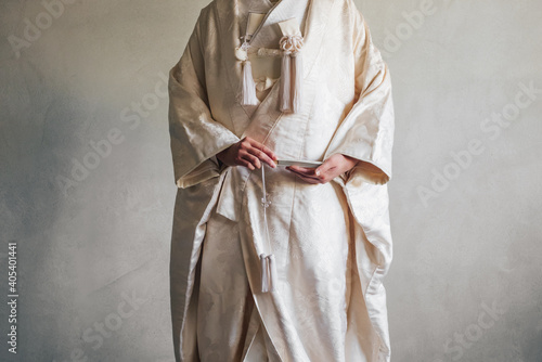 伝統的な衣装の白無垢を着た日本の花嫁